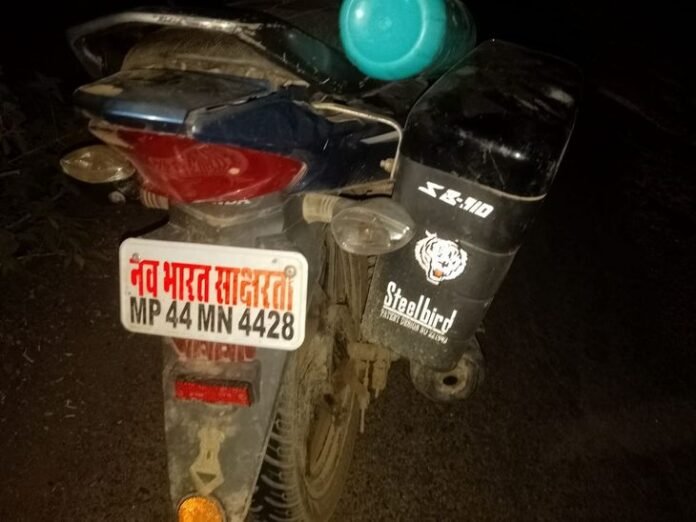 सिंगोली-नीमच मार्ग पर दो बाइक आपस में भिड़ी:  शिक्षक समेत दो घायल; गड्ढों से बचाने में हादसा - Jawad News