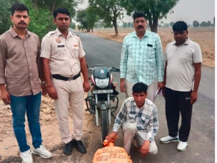 सिरसा में चूरा पोस्त के साथ तस्कर गिरफ्तार:  पुलिस को देख बाइक पर भागने की कोशिश, बंद होने पर दबोचा - rania News