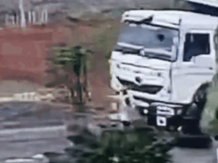 सिलवानी में डंपर ने बुजुर्ग को कुचला- VIDEO:  छात्रावास में रसोइये का काम करता था; बात करने के दौरान चढ़ाया वाहन - Raisen News