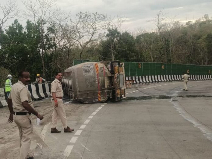 सिवनी की कुरई घाटी में केमिकल से भरा टैंकर पलटा:  रिसाव होने से हाईवे को वनवे किया, हरियाणा से हैदराबाद जा रहा था - Seoni News