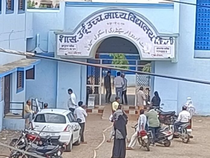 सिवनी में एमपी बोर्ड की द्वितीय अवसर परीक्षा शुरू:  20 केंद्रों पर कलेक्टर प्रतिनिधि करेंगे निगरानी; नजदीकी थानों का पुलिसबल तैनात - Seoni News