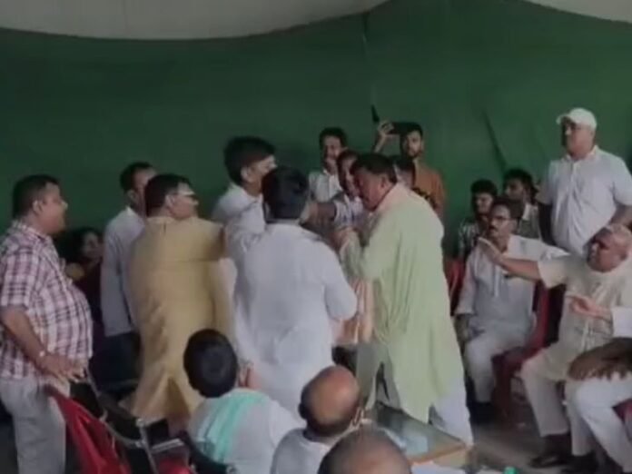सीतामढ़ी में RJD कार्यालय बना अखाड़ा:  जिला अध्यक्ष चुनाव के दौरान दो गुटों में जमकर मारपीट, विधायक मुकेश यादव भी हुए शामिल - Sitamarhi News