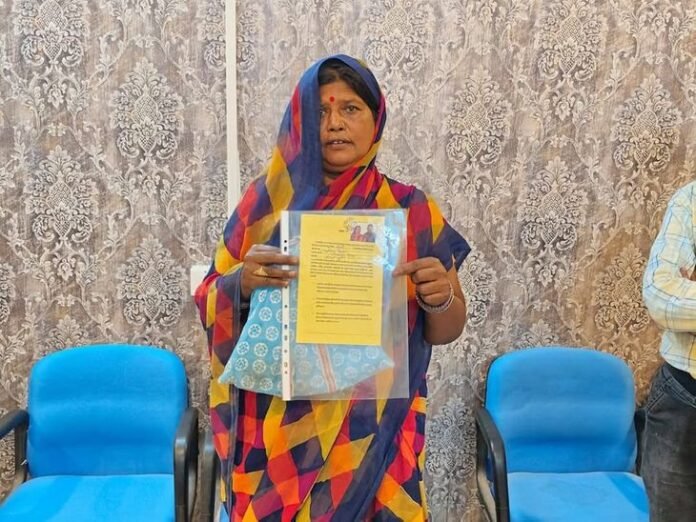 सीधी में विस्थापित 18 परिवारों को मिला नया घर:  न्यायालय के आदेश पर दी गई जमीन और 10 हजार रुपए की आर्थिक मदद - Sidhi News