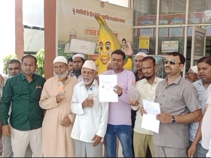 सीवरेज मिले पानी की बोतल लेकर जनसुनवाई में पहुंचे लोग:  ग्रैंड कॉलोनी में लगे मोबाइल टावर का विरोध; संबंधित विभागों को​​​​​​​ भेजी गई शिकायत - Burhanpur (MP) News