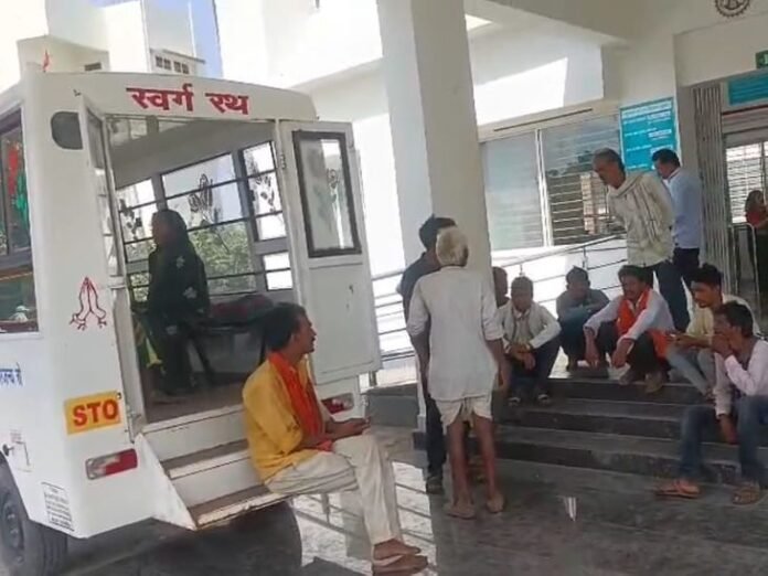 सीहोर में 15 वर्षीय किशोरी ने फांसी लगाकर दी जान:  परिजन घर के बाहर सो रहे थे; पुलिस जांच में जुटी - Sehore News
