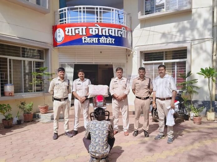 सीहोर में 3.69 किलो गांजे के साथ तस्कर पकड़ा:  भोपाल से लाया था माल, पुलिस ने 1.30 लाख का सामान जब्त किया - Sehore News