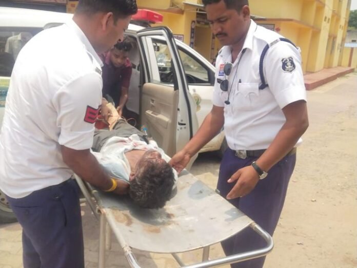 सूरजपुर में 2 बाइक की आमने-सामने टक्कर:  2 युवक घायल, एक का पैर फ्रैक्चर; हाईवे पेट्रोलिंग टीम ने घायलों को पहुंचाया अस्पताल - Surajpur News