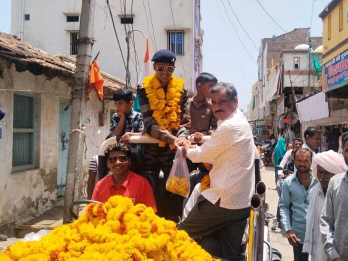 सैन्य प्रशिक्षण के बाद नगर लौटे जवान का स्वागत:  आगर मालवा में लाल माता मंदिर में दर्शन के बाद निकली यात्रा, माता-पिता को सलामी दी - Agar Malwa News
