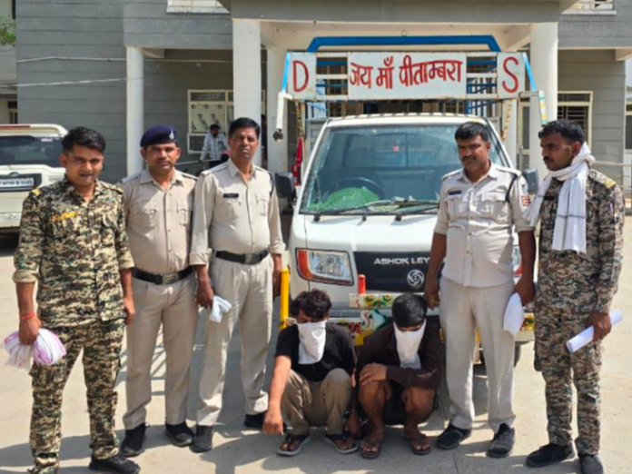 सोने-चांदी के जेवर लूटने वाले दो आरोपी गिरफ्तार:  मुरैना में हथियार दिखाकर नगदी भी लूटी थी; 1 साल से चल रहे थे फरार - Morena News