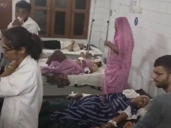 स्टेयरिंग फेल होने से पलटी बस, 30 यात्री घायल:  10 की हालत गंभीर; माचलपुर रोड में हुआ हादसा, चालक-कंडक्टर फरार - rajgarh (MP) News