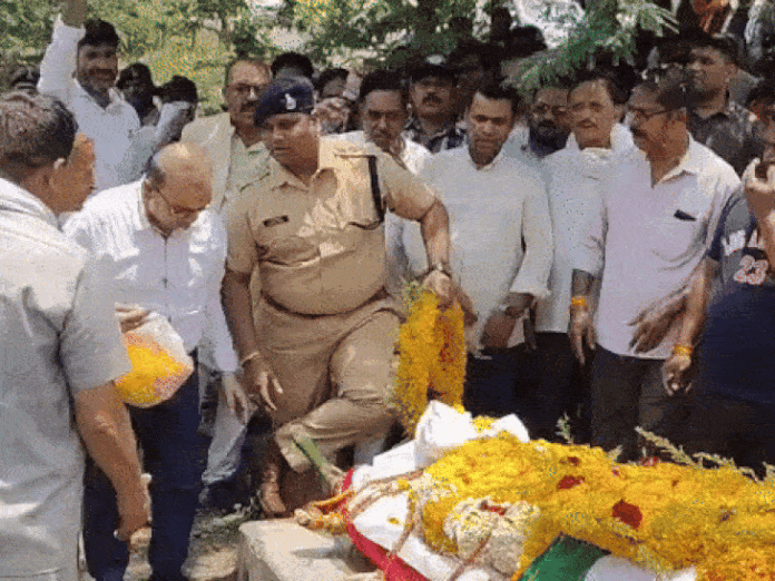स्वतंत्रता सेनानी कृष्णा मोदी काे दिया गार्ड ऑफ ऑनर:  बैतूल में राजकीय सम्मान के साथ हुआ अंतिम संस्कार; मजदूर संगठनों ने बताया अपूरणीय क्षति - Betul News