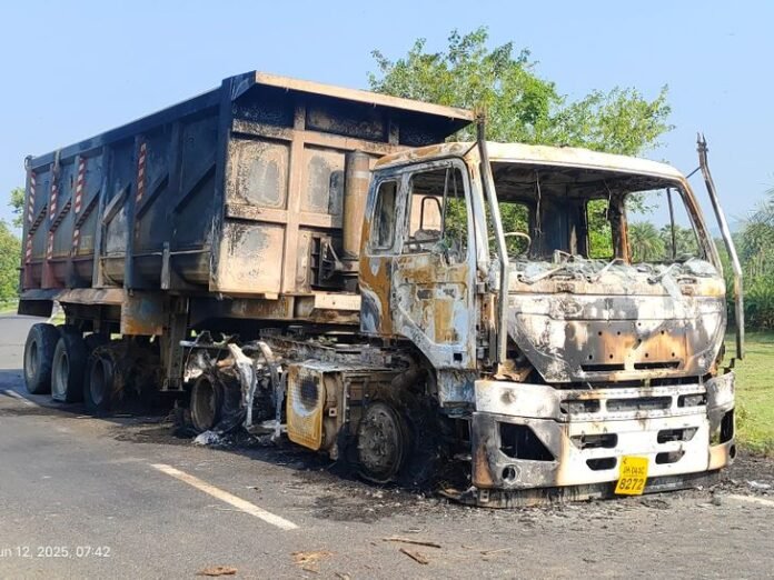 हथियारबंद बदमाशों ने ड्राइवर से की लूटपाट, हाइवा जलाया:  गोड्डा में सड़क ब्लॉक कर गाड़ी को रुकवाया, 12 बदमाशों ने पैसे और मोबाइल लूटा - Godda News