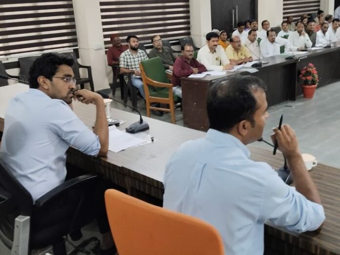 हरदा कलेक्टर बोले- कर्मचारियों की समस्याओं का समाधान जल्द करें:  रिटायरमेंट के दिन ही मिले पेंशन, उन्हें बार-बार ऑफिसों के चक्कर न लगाने पड़ें - Harda News