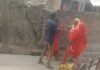 हरदोई में महिला से मारपीट, VIDEO:  घर के सामने दाना चुग रहे मुर्गी के बच्चे को डंडा मारा, विरोध करने पर पीटा - Hardoi News
