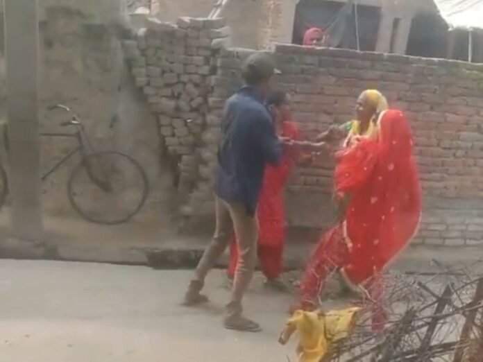 हरदोई में महिला से मारपीट, VIDEO:  घर के सामने दाना चुग रहे मुर्गी के बच्चे को डंडा मारा, विरोध करने पर पीटा - Hardoi News
