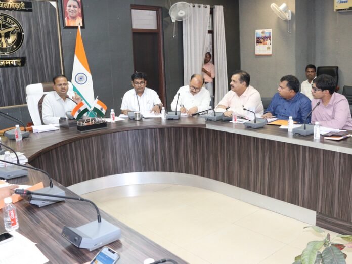 हरिहरपुर संगीत महाविद्यालय का 15 दिन में पूर्ण हो निर्माण:  जल निगम के अभियंता का वेतन रोकने के निर्देश, डीएम की समीक्षा बैठक में निर्णय - Azamgarh News