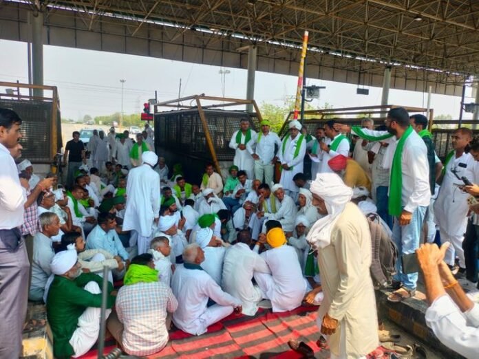 हांसी में टोल प्लाजा पर किसानों की पंचायत:  खेड़ी चौपटा के मुकदमे वापसी की मांग, हालात बिगड़ता देख DSP और SDM मिलने पहुंचे - Hansi News