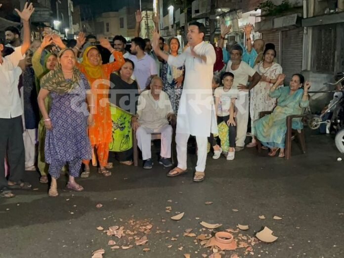 हांसी में पानी की किल्लत से लोग परेशान:  महिलाओं ने मटके फोड़कर प्रदर्शन किया, रोड जाम की - Hansi News