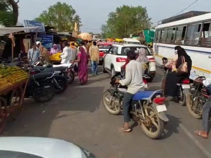 हाईवे किनारे लगने वाले साप्ताहिक बाजार हटेंगे:  रोड में लग रहा ट्रैफिक जाम; SDM बोले- जल्द दूसरे जगह शिफ्ट करेंगे - Burhanpur (MP) News
