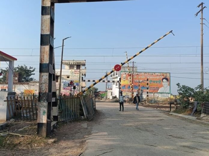 हापुड़ में दो रेलवे फाटकों पर बनेंगे ओवरब्रिज:  कुचेसर रोड और पिलखुवा में होगा निर्माण, रेलवे मुख्यालय को भेजी गई ड्राइंग - Hapur News