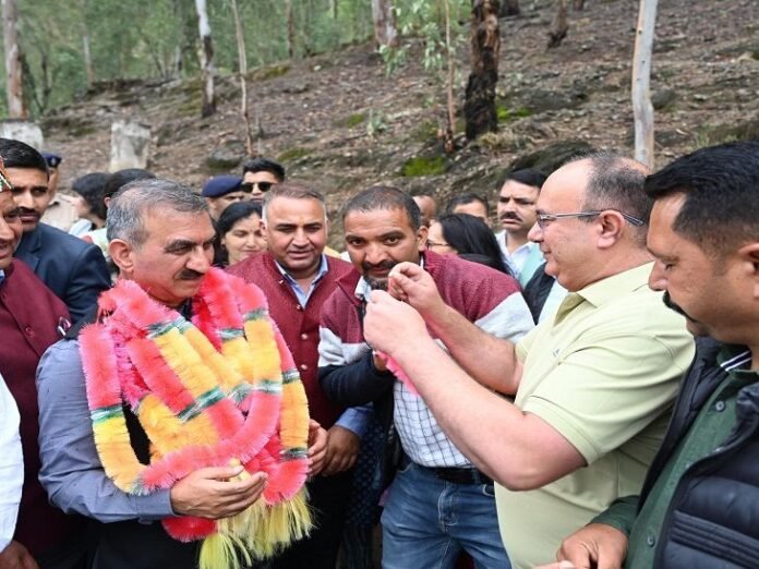 हिमाचल CM का बागा-सराहन को नहीं उड़ा हेलिकॉप्टर:  सड़क मार्ग से गए; आनी की महिलाओं को 1500 रुपए की कर सकते हैं घोषणा - Shimla News