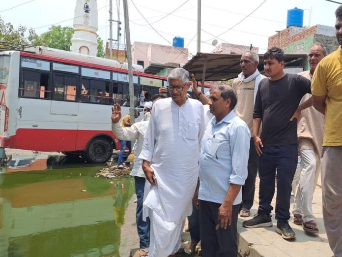हिसार में जलभराव से परेशान ग्रामीणों ने रोड जाम की:  सांसद जांगड़ा फंसे, मौके पर DC को फोन किया, नहीं उठाया - Narnaund News