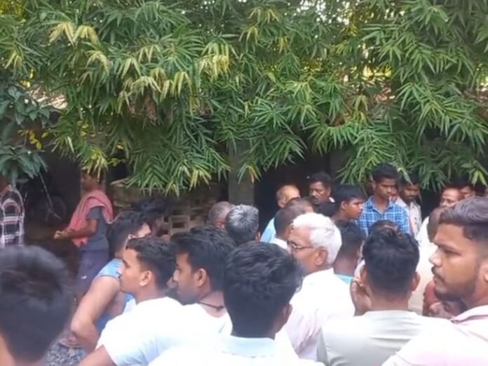 होमगार्ड जवान ने सर्विस राइफल से खुद को मारी गोली:  सीवान में असाव थाने में ड्यूटी के दौरान की घटना, सिर में बुलेट लगने से मौके पर मौत - Siwan News