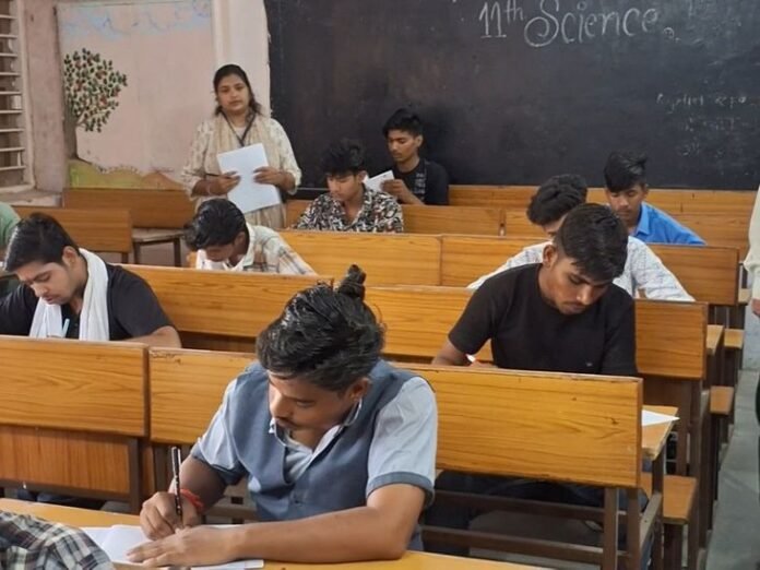 10वीं-12वीं बोर्ड में फेल हुए स्टूडेंट्स की दोबारा परीक्षा शुरू:  उज्जैन में बनाए गए 40 परीक्षा केंद्र, 14 हजार से ज्यादा बच्चें हुए शामिल - Ujjain News