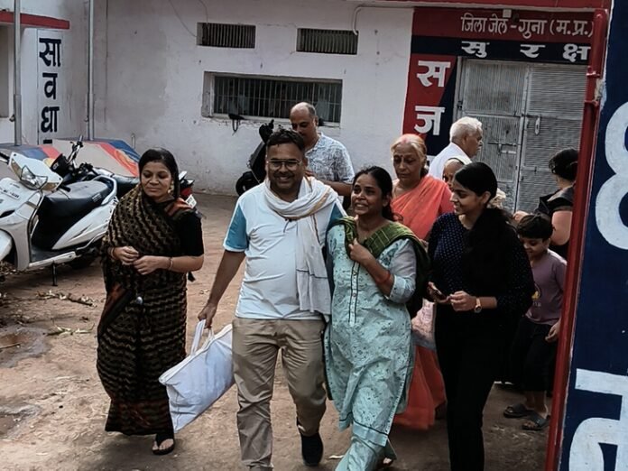 100वें दिन जेल से बाहर आईं अल्का जैन:  हंसते हुए निकलीं, परिवार को देखते ही फूट फूटकर रोने लगीं; जेल प्रहरी को दिया धन्यवाद - Guna News