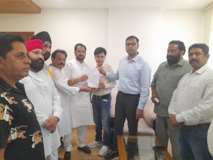  12 वर्षों से टूटी रोड बनाने को ओल्ड सब्जी मंडी रिटेलर सोसायटी ने दिया मांग पत्र - Jalandhar News