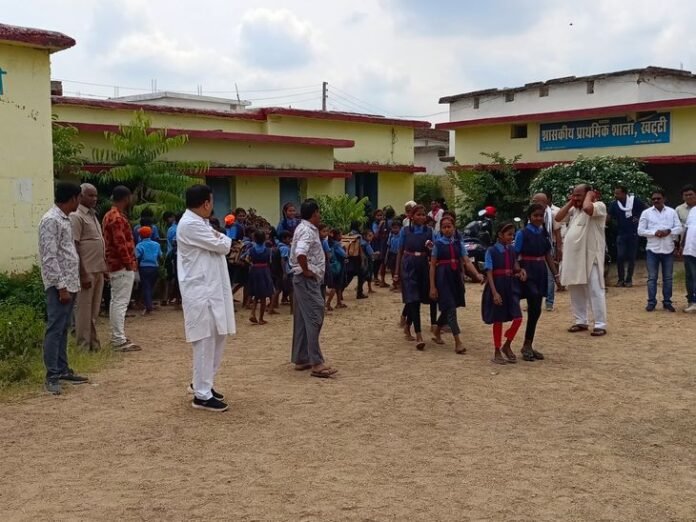 211 साल पुराने स्कूल को मर्ज करने का विरोध:  महासमुंद में कांग्रेस ने किया ताला जड़कर प्रदर्शन,कहा-भाजपा के राज में बच्चों का भविष्य दांव पर - Mahasamund News