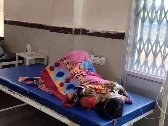 3 बच्चों के साथ पति-पत्नी ने खाया जहर:  कांकेर में तीनों मासूमों ने तोड़ा दम, दंपती की हालत गंभीर; इलाज जारी - Chhattisgarh News