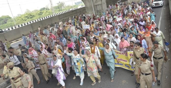  43 डिग्री की तपिश में आंगनवाड़ी वर्करों का रोष मार्च, विधायक के आश्वासन पर 5 घंटे के बाद हटाया धरना - Ludhiana News