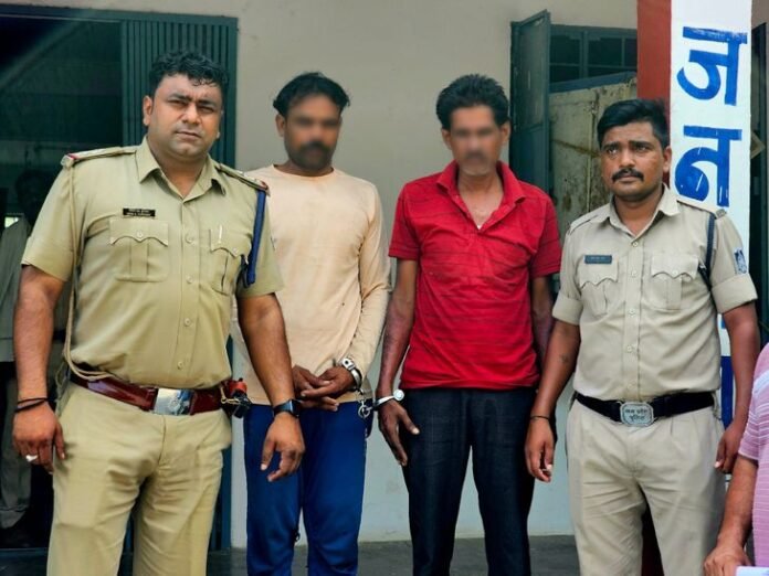 60 हजार के 29 किलो डोडाचूरा के साथ दो पकड़ाए:  बाइक पर बोरे में भरकर ले जा रहे थे, कोर्ट में पेश कर रिमांड पर लिया - Mandsaur News