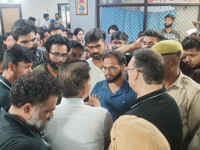AMU के MBBS छात्र ने देर रात खाया जहर:  अंतिम वर्ष की परीक्षा में फेल हो गया था छात्र, HOD पर 7 छात्रों को जबरन फेल करने का आरोप - Aligarh News