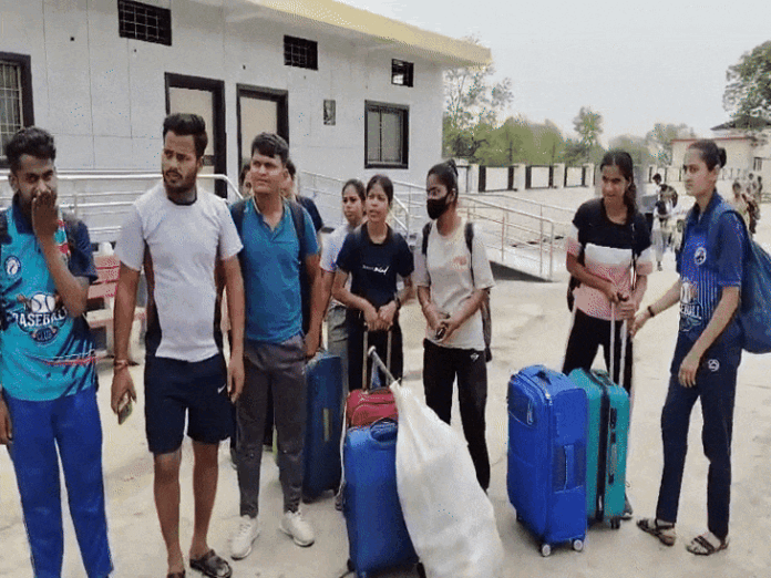 APS यूनिवर्सिटी के छात्र नेशनल खेलने गए थे राजस्थान:  पैसे न होने की वजह से वापस लौटना पड़ा ; विश्वविद्यालय प्रबंधन ने दी सफाई - Rewa News