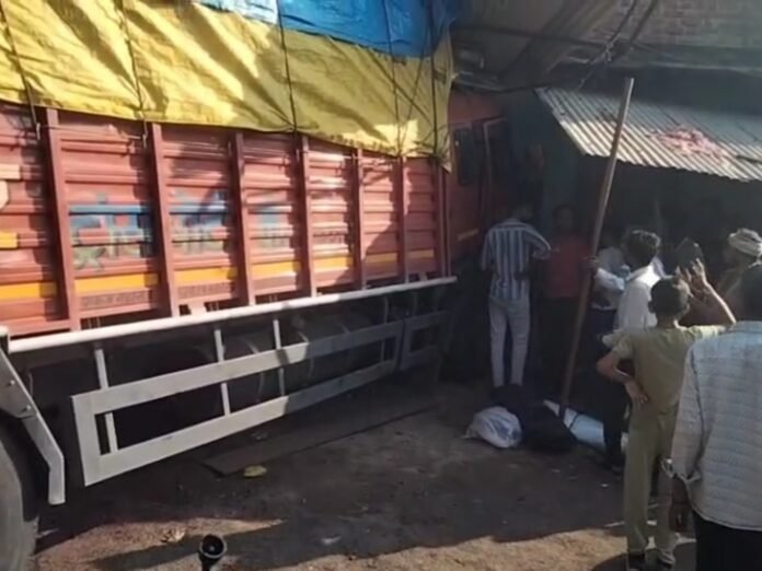 ट्रैक्टर को टक्कर मार किराना दुकान में घुसा ट्रक:  सागर-दमोह मार्ग पर रोन में हुआ हादसा, टक्कर में ट्रैक्टर पलटने से सरपंच घायल - Sagar News