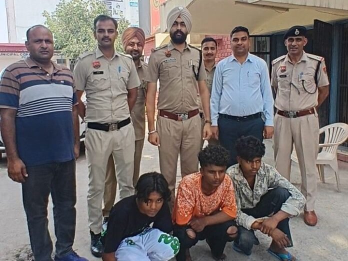 पंचकूला में 2 युवक और 2 नाबालिग गिरफ्तार:  हथियार दिखाकर युवक से छीना कड़ा, नशे की पूर्ति के लिए वारदात - Panchkula News