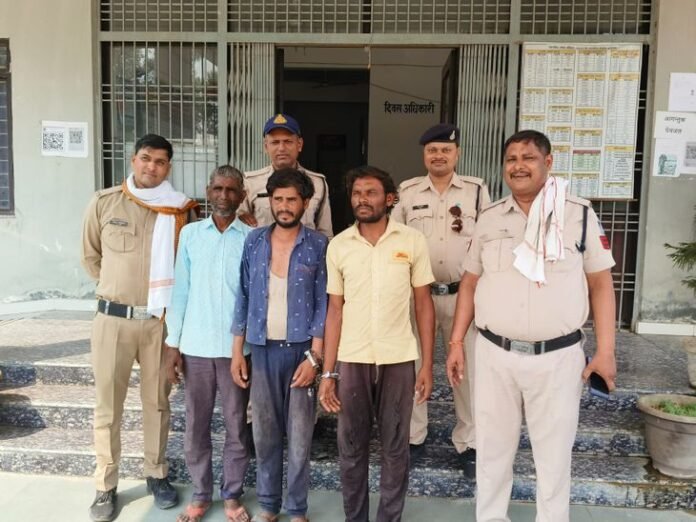 पुलिस ने क्राइम से दूर रहने की दी चेतावनी:  मैहर में कांबिंग गश्त के दौरान 56 फरार वारंटी को पकड़ा - Maihar News