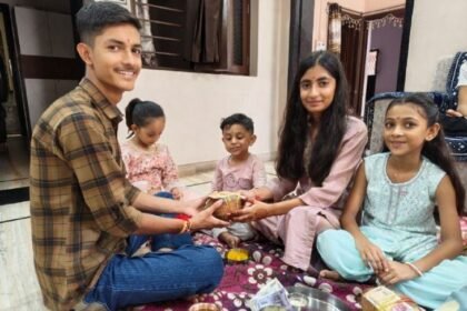 Sisters tie protective thread on the wrists of their brothers | बहनों ने भाईयों की कलाई पर बांधा रक्षा सूत्र: लम्बी उम्र की कामना की, भाईयों ने बहनों को दिया गिफ्ट – Pali (Marwar) News