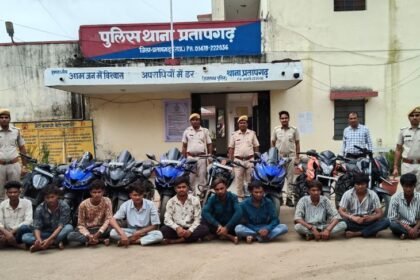 Action by Pratapgarh police, 11 arrested | प्रतापगढ़ पुलिस की कार्रवाई, 11 गिरफ्तार: बिना हेलमेट और तेज रफ्तार से कर रहे थे स्टंट, 8 बाइक जब्त – pratapgarh (Rajasthan) News