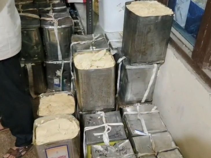 Raid on sweet shops in Dholpur | धौलपुर में मिठाई की दुकानों पर छापा: 19 नमूने लिए, 2 क्विंटल सूखी मिठाई और 80 किलो खराब चाशनी नष्ट की – Dholpur News