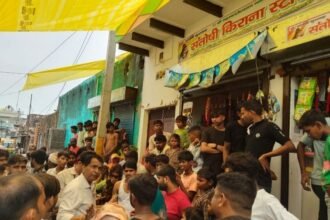 35 lakh fine imposed on 110 electricity thieves | 110 बिजली चोरों पर 35 लाख का जुर्माना: 300 अवैध जंपर काटे, एसई ने खुद 12 लोगों को पकड़ा – Dholpur News