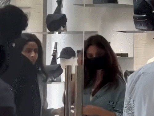 Saiyara’ stars ahaan pandey aneet padda spotted together at a mall | मॉल में साथ दिखे ‘सैयारा’ स्टार्स: अहान पांडे ने बढ़ाया हाथ, कैमरा देखते ही अनीत ने थामने से किया इनकार