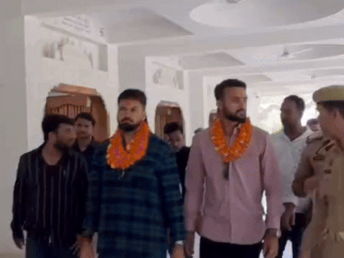 Akashdeep and Mukesh Kumar reached Gorakhpur | आकाशदीप बोले- इंग्लैंड में 10 विकेट लेना यादगार पल: क्रिकेटर मुकेश के साथ गोरखनाथ मंदिर में किए दर्शन; गायों को चारा खिलाया – Gorakhpur News