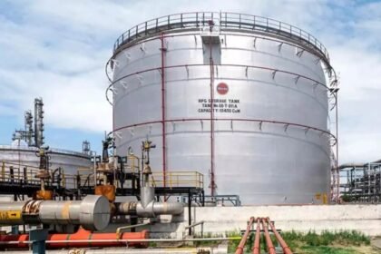 Claim- Refineries stopped buying crude oil from Russia | दावा- रिफाइनरियों ने रूस से कच्चे तेल की खरीद रोकी: मिडिल ईस्ट से तेल खरीद सकता है भारत, अमेरिका के दबाव का असर