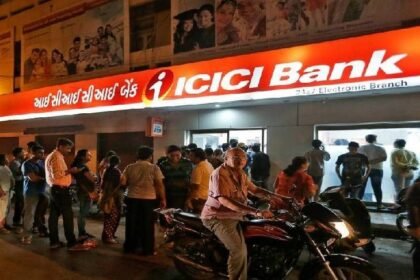 Now you will have to maintain a minimum balance of ₹50,000 in ICICI savings account | ICICI बैंक सेविंग अकाउंट में मिनिमम ₹50,000 बैलेंस जरूरी: पहले लिमिट ₹10,000 थी, ग्रामीण खातों भी ₹2500 की जगह ₹10 हजार रखना होगा