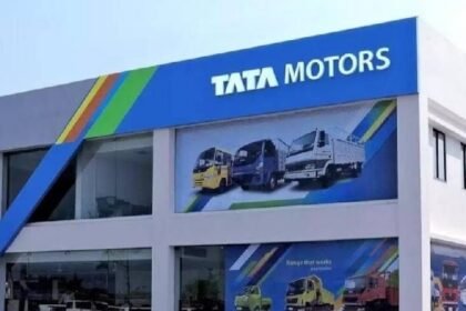 Tata Motors profit drops 63% to ₹3,924 crore in Q1FY26 | टाटा मोटर्स का मुनाफा 30% घटकर ₹3,924 करोड़: पहली तिमाही में रेवेन्यू भी 2.5% घटा, कंपनी का शेयर एक साल में 40% गिरा