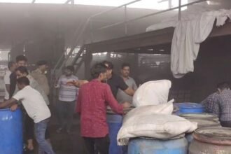 Huge fire due to drum explosion in textile mill in Surat | सूरत में कपड़ा मिल में ड्रम फटने से भीषण आग: 2 की मौत, कई महिला मजदूरों के अंदर फंसे होने की आशंका, बचाव अभियान जारी