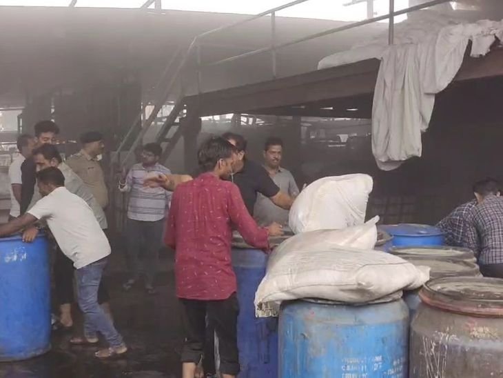 Huge fire due to drum explosion in textile mill in Surat | सूरत में कपड़ा मिल में ड्रम फटने से भीषण आग: 2 की मौत, कई महिला मजदूरों के अंदर फंसे होने की आशंका, बचाव अभियान जारी